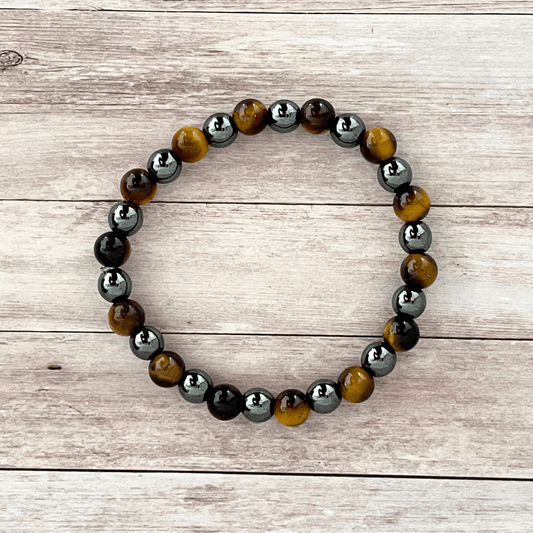 Vue de dessus du bracelet oeil de tigre et hematite, perles alignees sur fil elastique