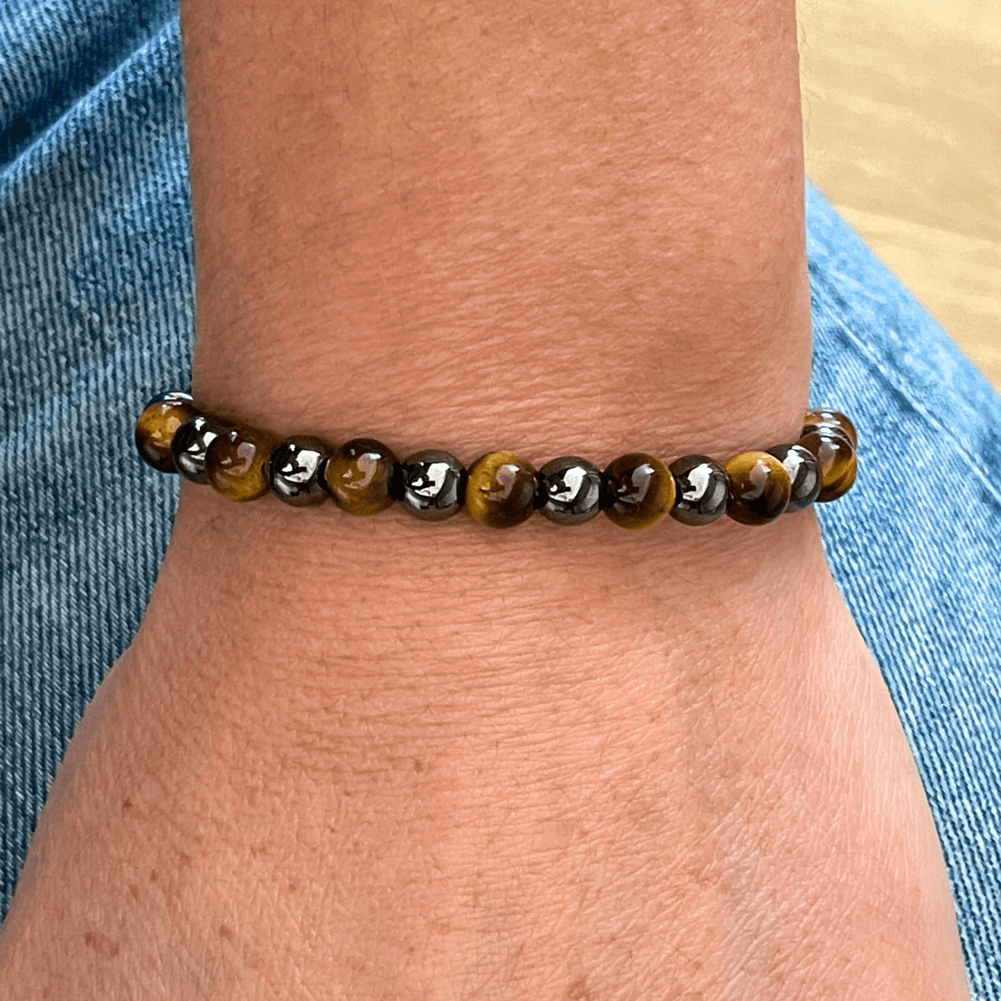 Bracelet oeil de tigre et hématite porte au poignet, bijou en pierres naturelles