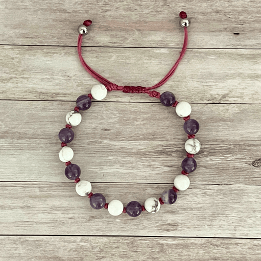Vue de dessus du bracelet améthyste et howlite, perles en pierres naturelles alignées sur cordon