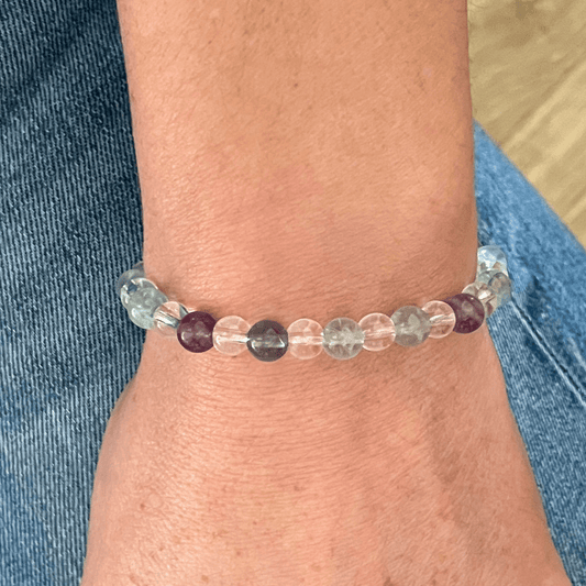 Bracelet Esprit Clair porté au poignet, pierres naturelles fluorite et cristal de roche