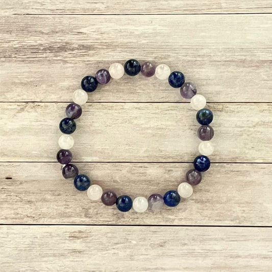 Vue de dessus d’un bracelet élastique douceur et lacher prise en Lapis Lazuli, Améthyste et Quartz Rose, utilisé en lithothérapie.