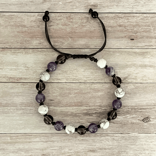 Vue de dessus du bracelet améthyste, howlite et quartz fumé, perles alignées sur cordon