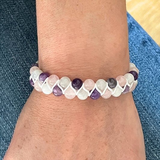 Bracelet Soutien Émotionnel en Quartz Rose, Améthyste et Pierre de Lune porté au poignet, bijou en pierres naturelles