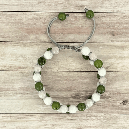 Vue de dessus d’un bracelet personnalisable double rangée en pierres naturelles sur cordon ajustable