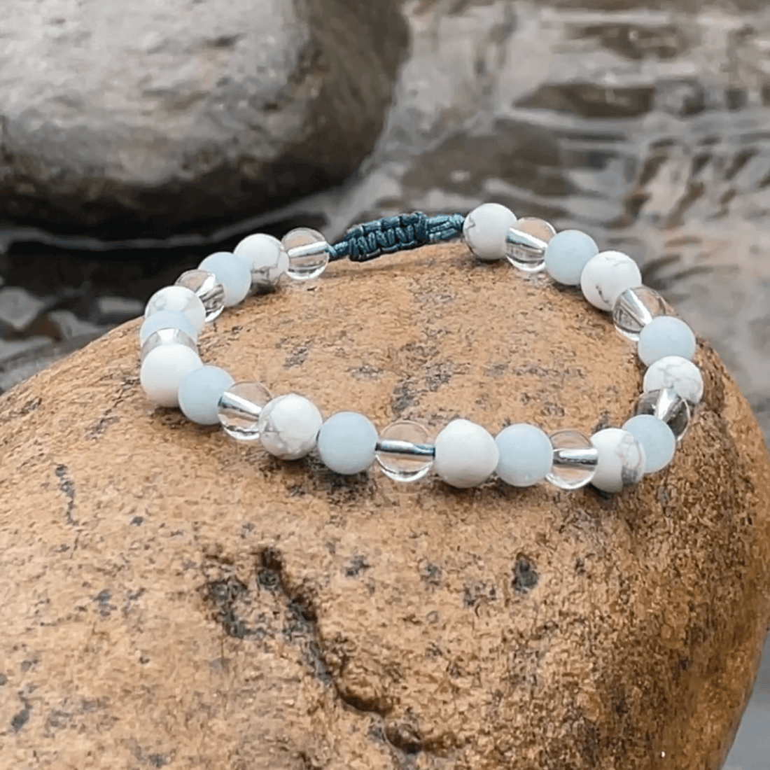 Pourquoi porter un bijou d’intention ? Le sens d’un bracelet en pierres naturelles