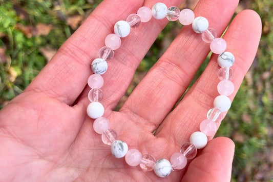 Bracelet en pierres naturelles bleu posé dans la main, choix intuitif d’un bijou d’intention