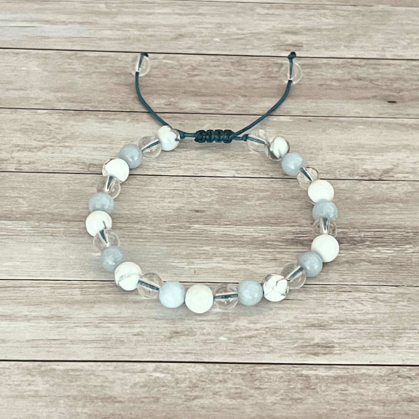Bracelet_Pause_Apaisante_en_pierres_naturelles_sur_cordon_ajustable_vue_de_pr_sentation