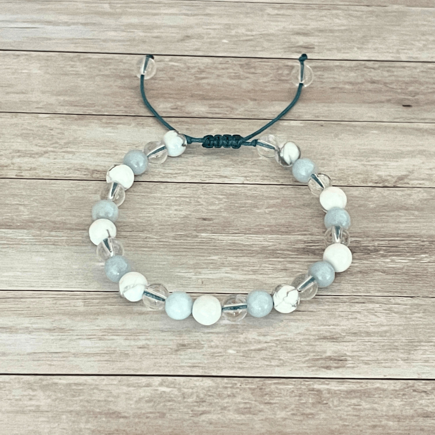 Bracelet_Pause_Apaisante_en_pierres_naturelles_sur_cordon_ajustable_vue_de_pr_sentation