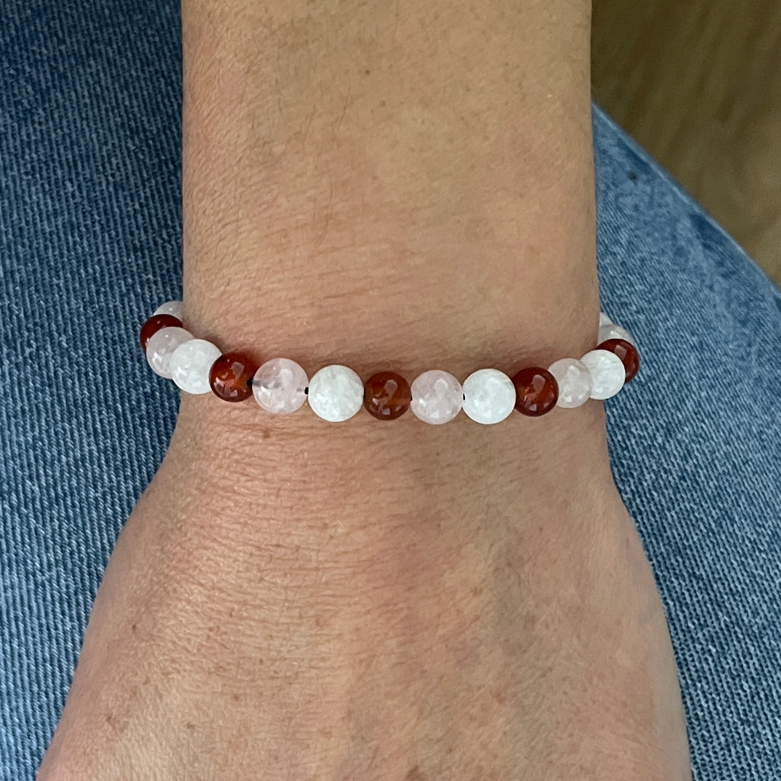 bracelet en Pierre de Lune Cornaline et Quartz Rose porté au poignet