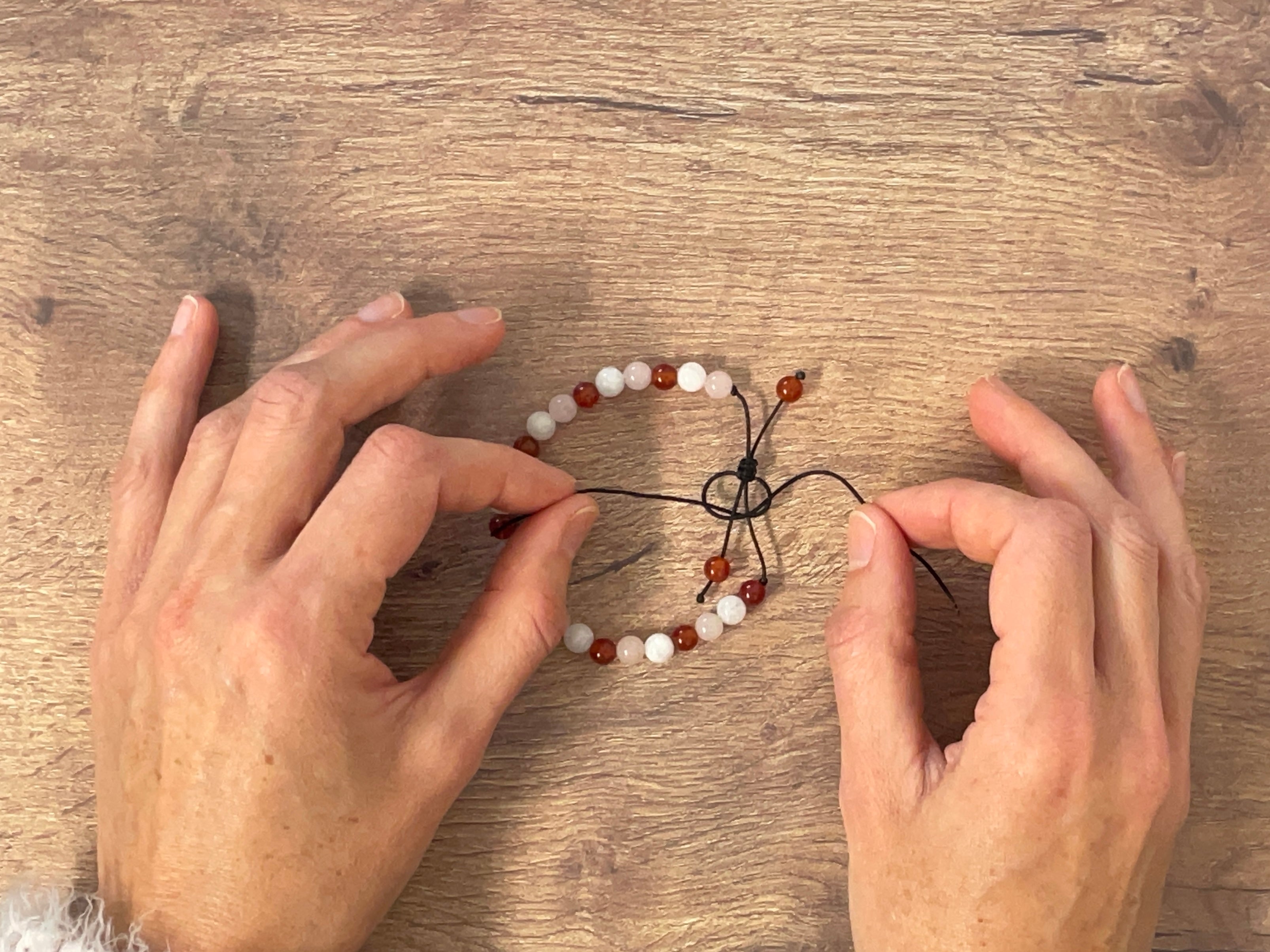 Tressage d'un bracelet en pierres naturelles dans notre atelier situé en Auvergne (France)