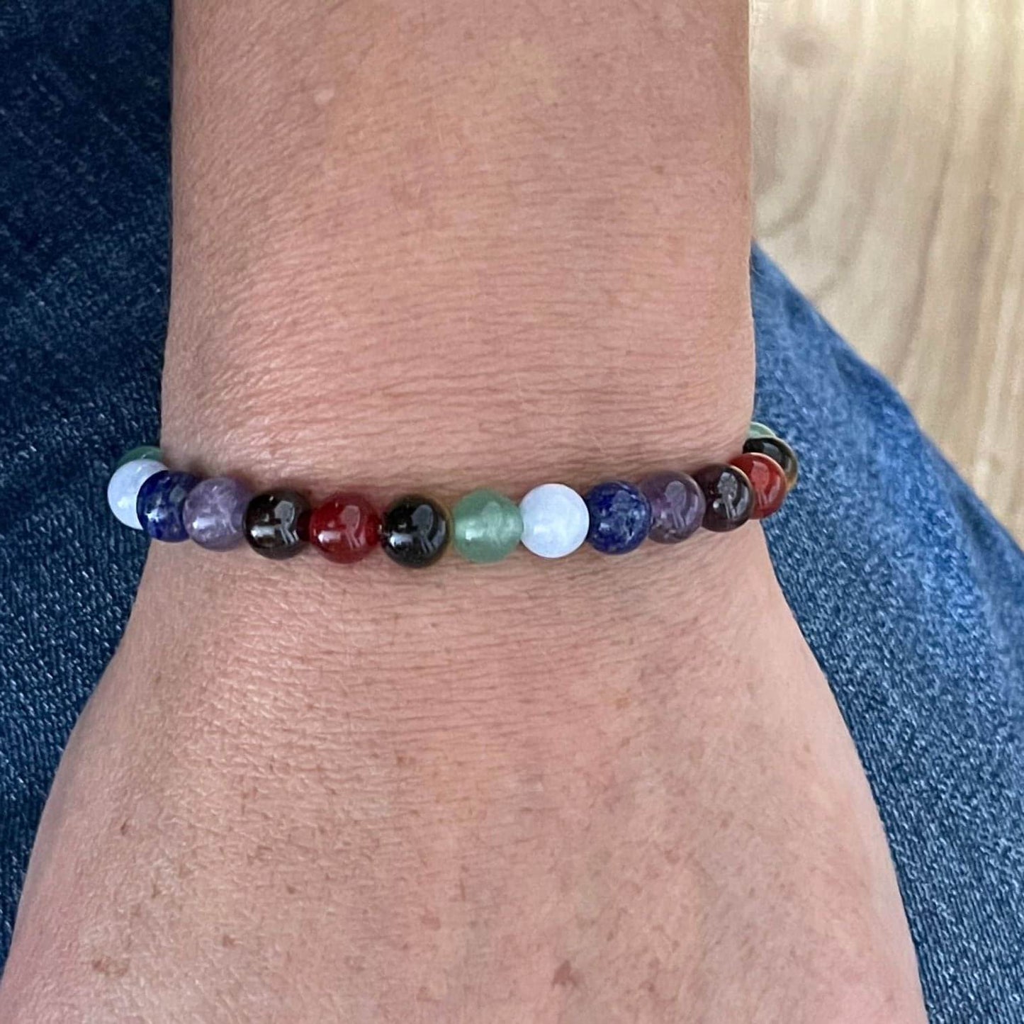 Bracelet 7 chakras porté au poignet, bijou de lithothérapie en pierres naturelles