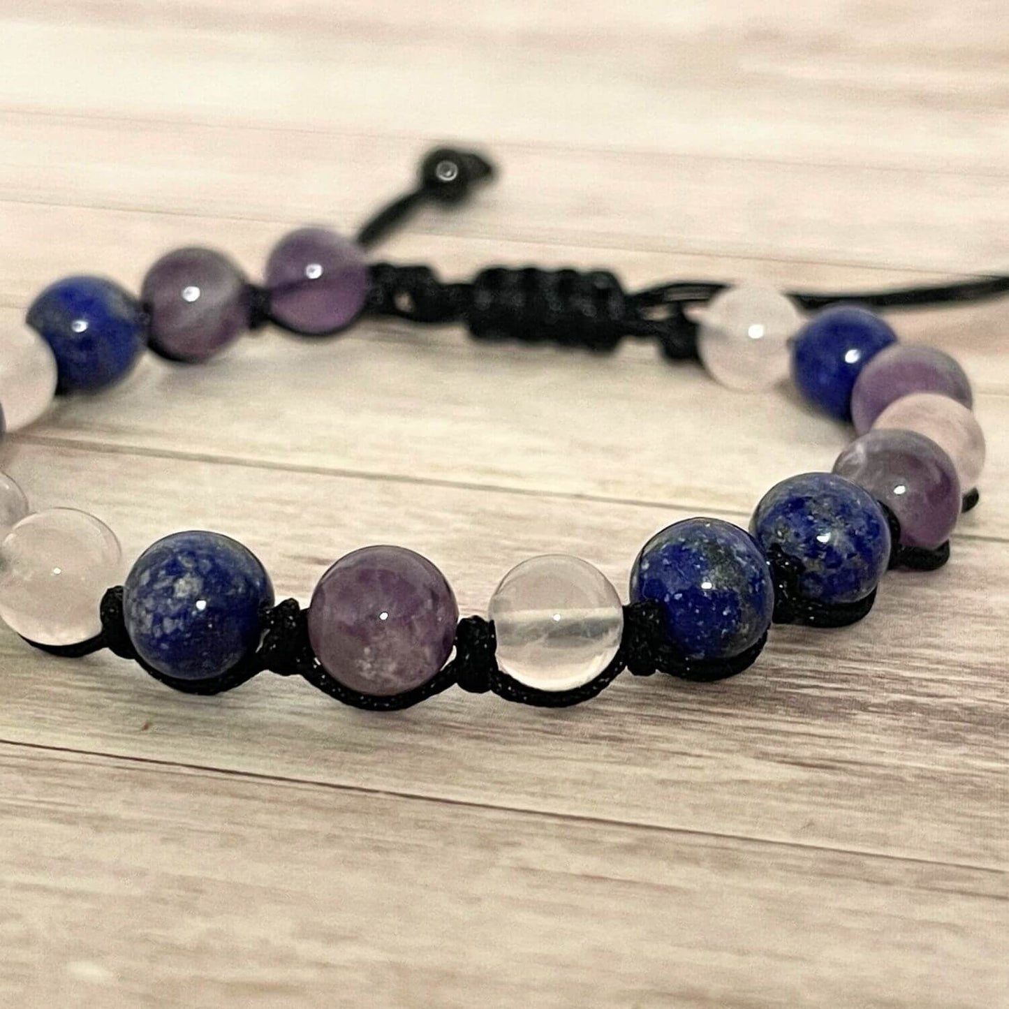 Gros plan des perles 6 mm Lapis Lazuli, Améthyste et Quartz Rose, bracelet calme intérieur