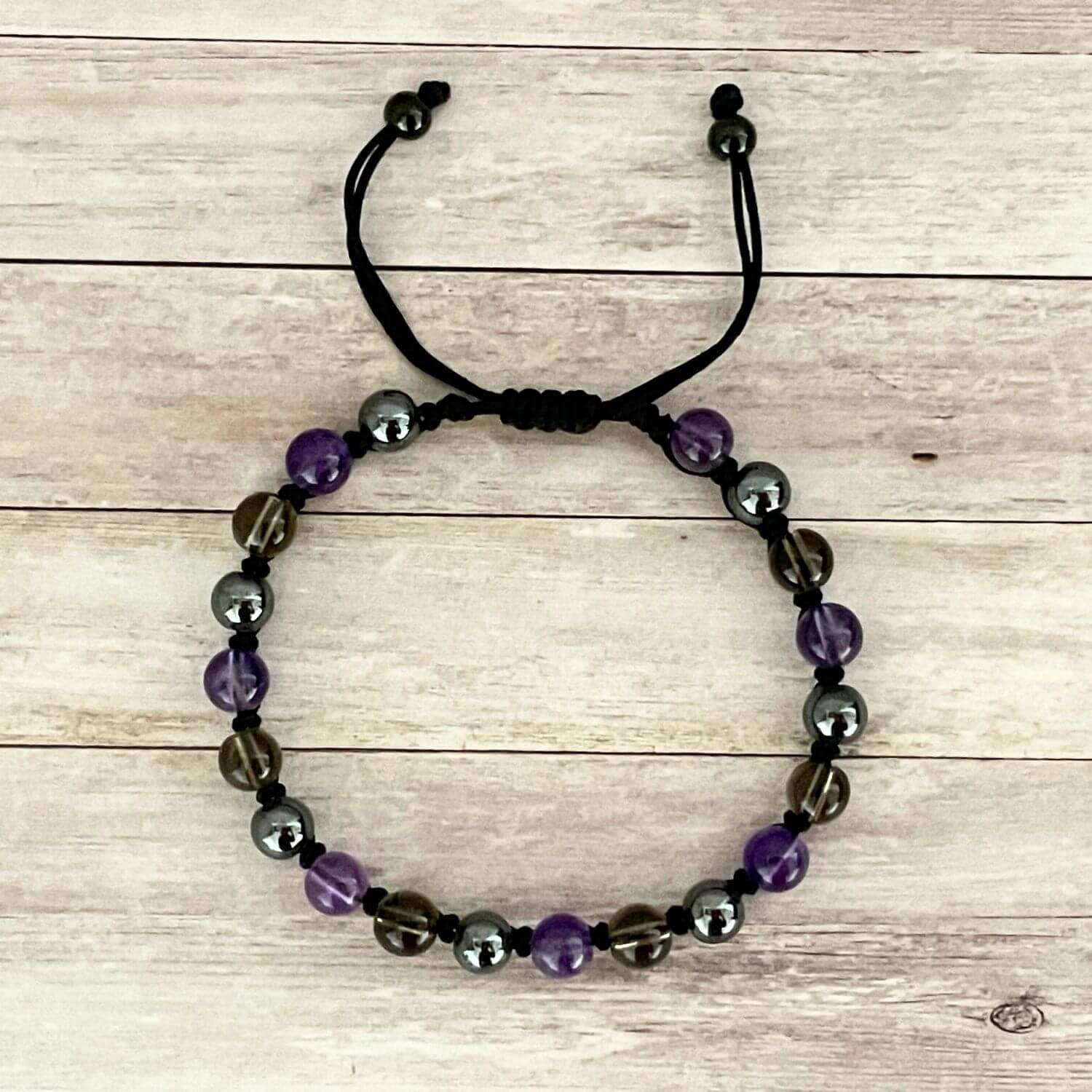 Vue de dessus du bracelet Ancrage et Nouvelles habitudes avec perles 6 mm Améthyste Hématite Quartz Fumé