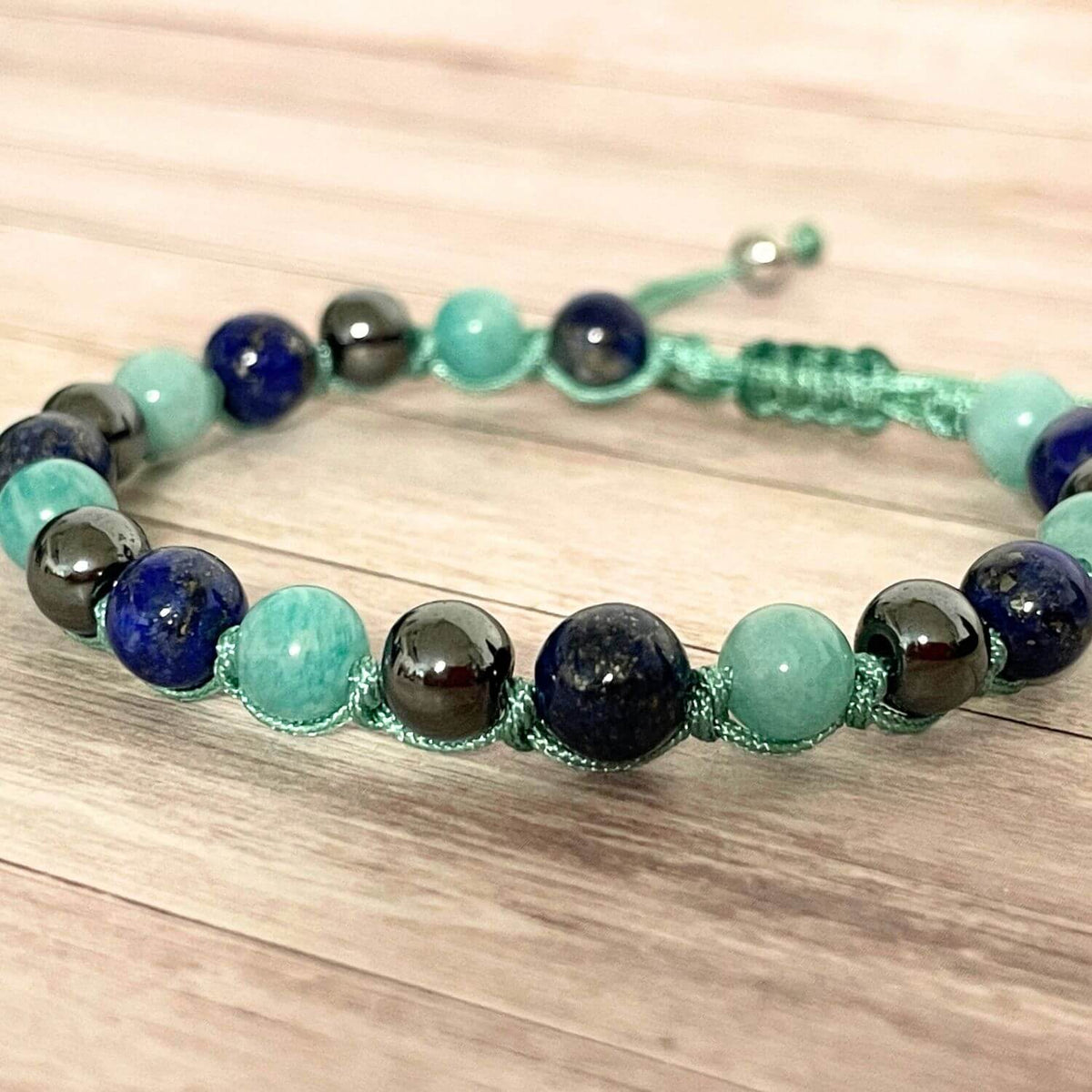 Gros plan sur les perles du bracelet Alignement doux en Lapis Lazuli Amazonite et Hématite