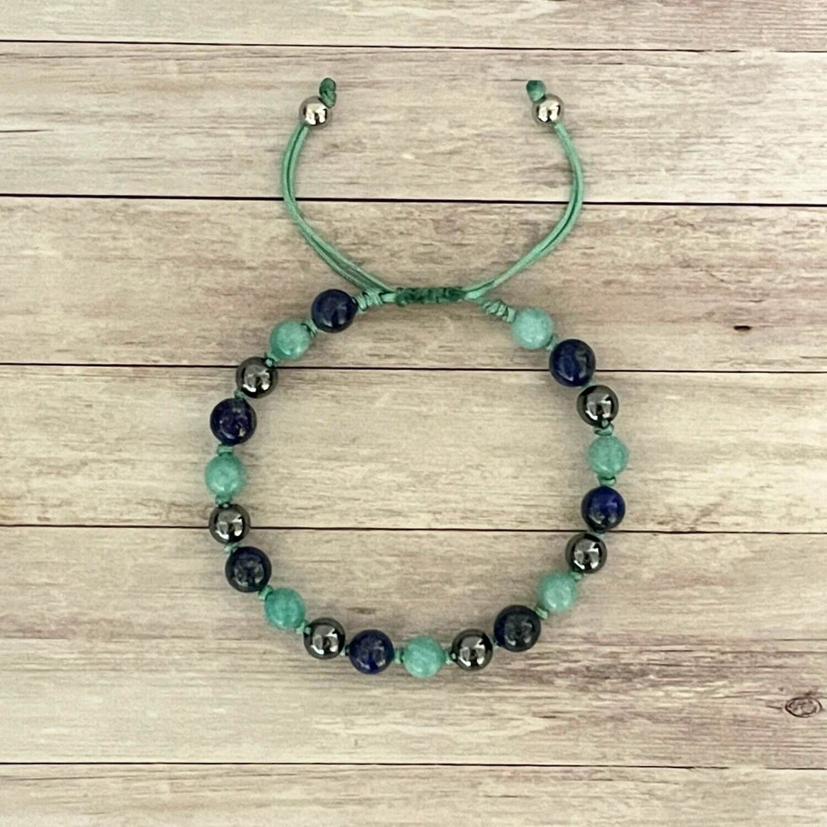 Bracelet en pierres naturelles Lapis Lazuli Amazonite Hématite – vue de dessus sur fond clair