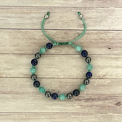 Bracelet en pierres naturelles Lapis Lazuli Amazonite Hématite – vue de dessus sur fond clair
