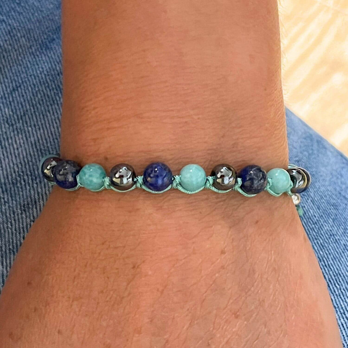 Bracelet Alignement doux porté au poignet – bijou d’intention pour la confiance en soi et l’équilibre intérieur