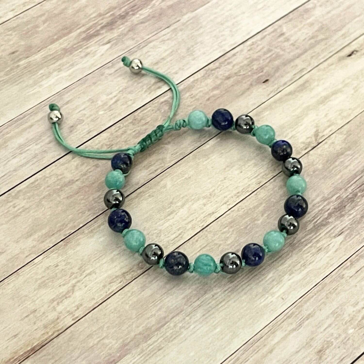 racelet Alignement doux en Lapis Lazuli Amazonite et Hématite sur cordon ajustable – vue principale