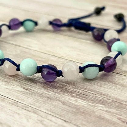 Gros plan des perles 6 mm Amazonite, Quartz Rose et Améthyste, bracelet bien-être pour détente et rituel du soir