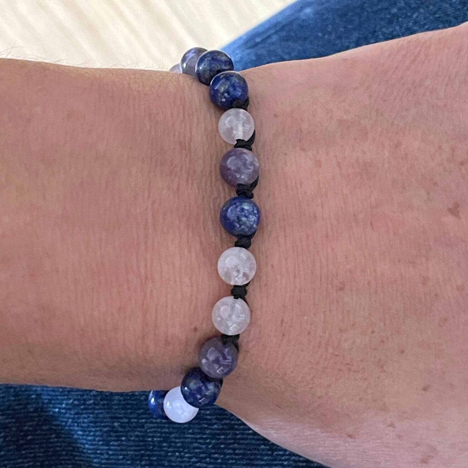 Bracelet Lapis Lazuli Améthyste Quartz Rose porté au poignet, bijou en pierres naturelles pour calme intérieur