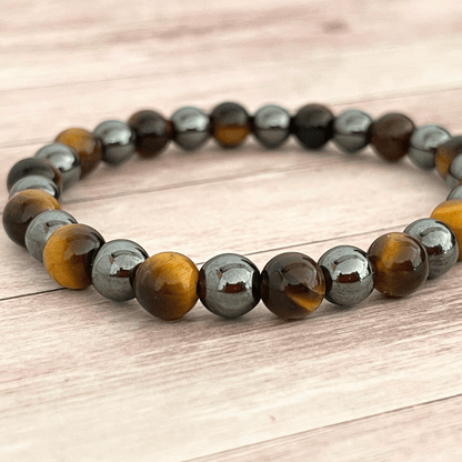 Gros plan sur les perles d’oeil de tigre et d’hématite du bracelet en pierres naturelles