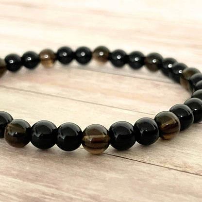 Gros plan sur les perles du bracelet Ancrage profond en Tourmaline Noire Quartz Fumé et Onyx