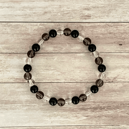 Vue de dessus du bracelet tourmaline, quartz fumé et cristal de roche, perles alignées sur fil elastique