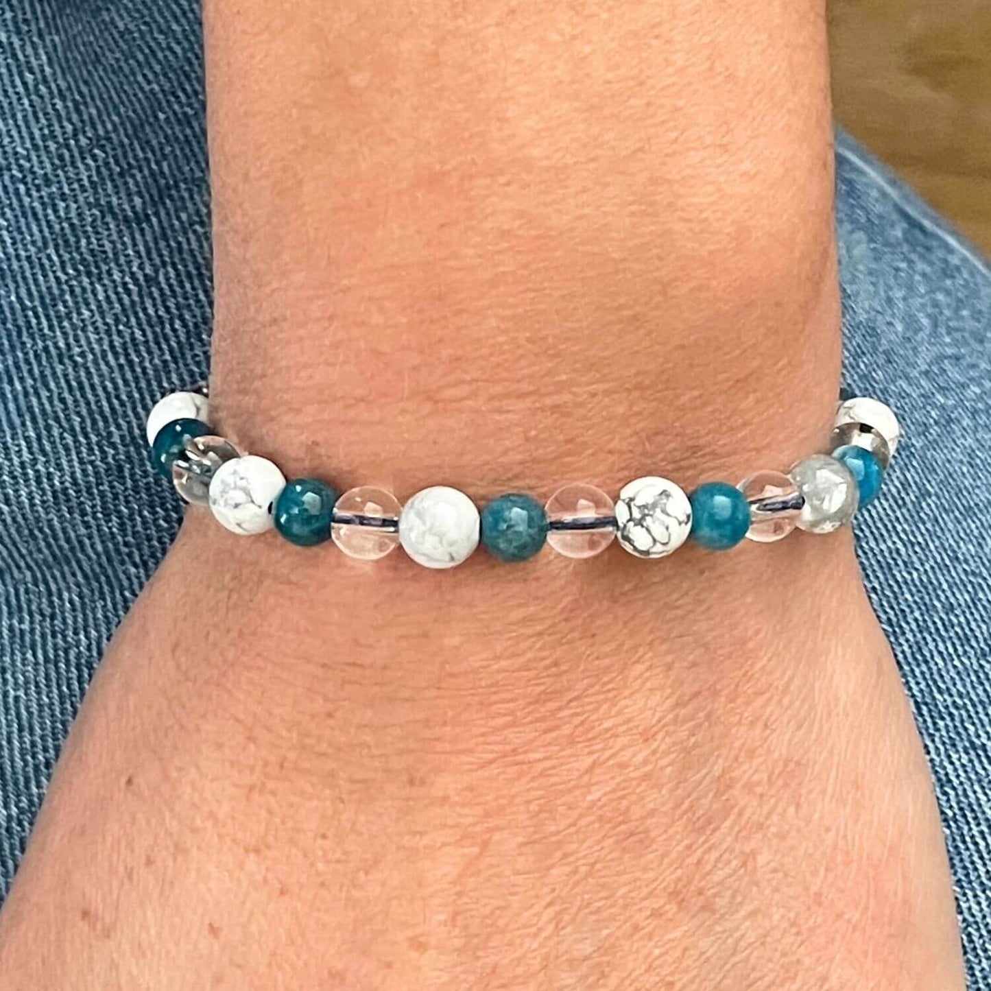 Gros plan des perles 6 mm Apatite, Howlite et Cristal de Roche, bracelet motivation et nouvelles habitudes - lithothérapie