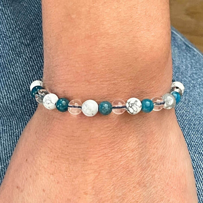 Gros plan des perles 6 mm Apatite, Howlite et Cristal de Roche, bracelet motivation et nouvelles habitudes - lithothérapie