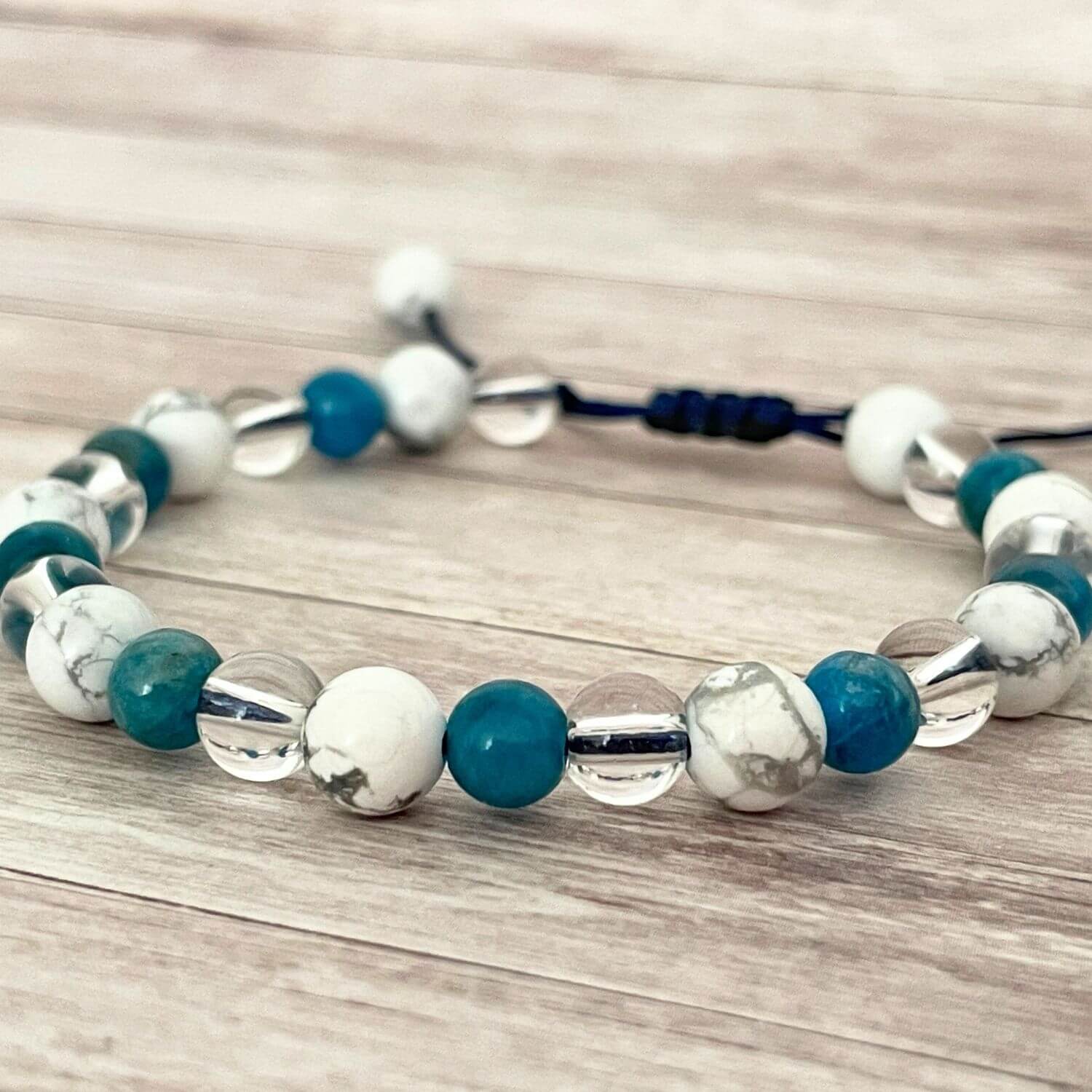 Bracelet motivation et nouvelles habitudes sur cordon ajustable avec pierres naturelles Apatite Howlite Cristal de Roche, idée cadeau bien-être