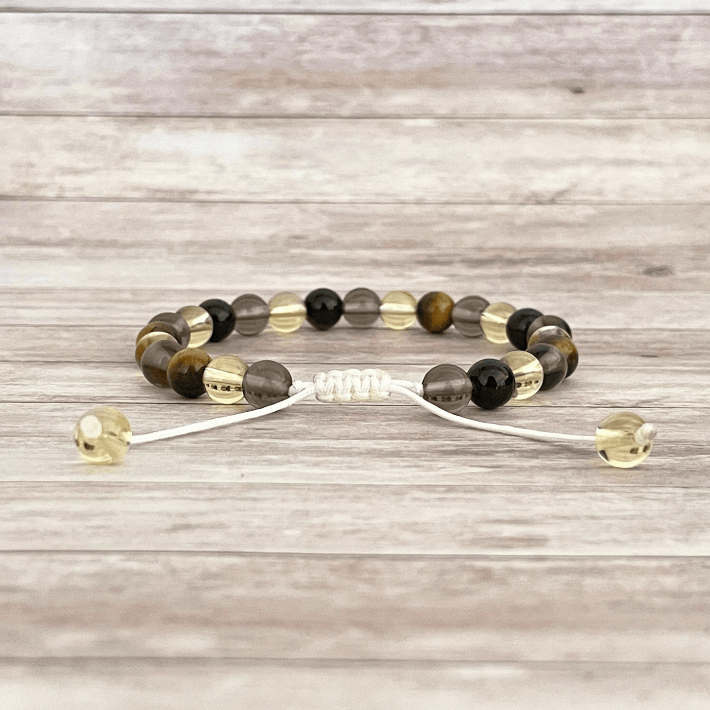 Vue arrière du bracelet sur cordon ajustable avec nœud de fermeture