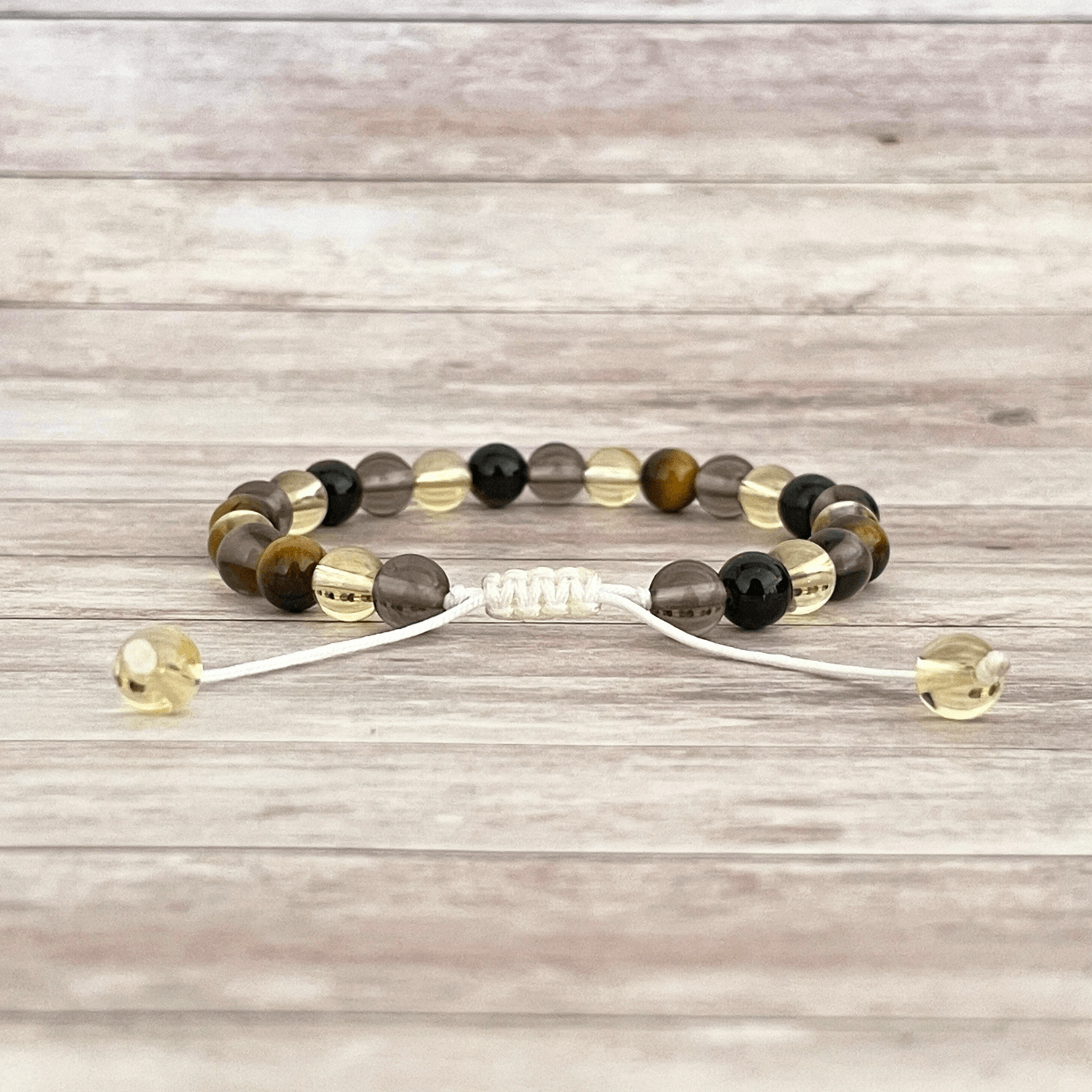 Vue arrière du bracelet sur cordon ajustable avec nœud de fermeture