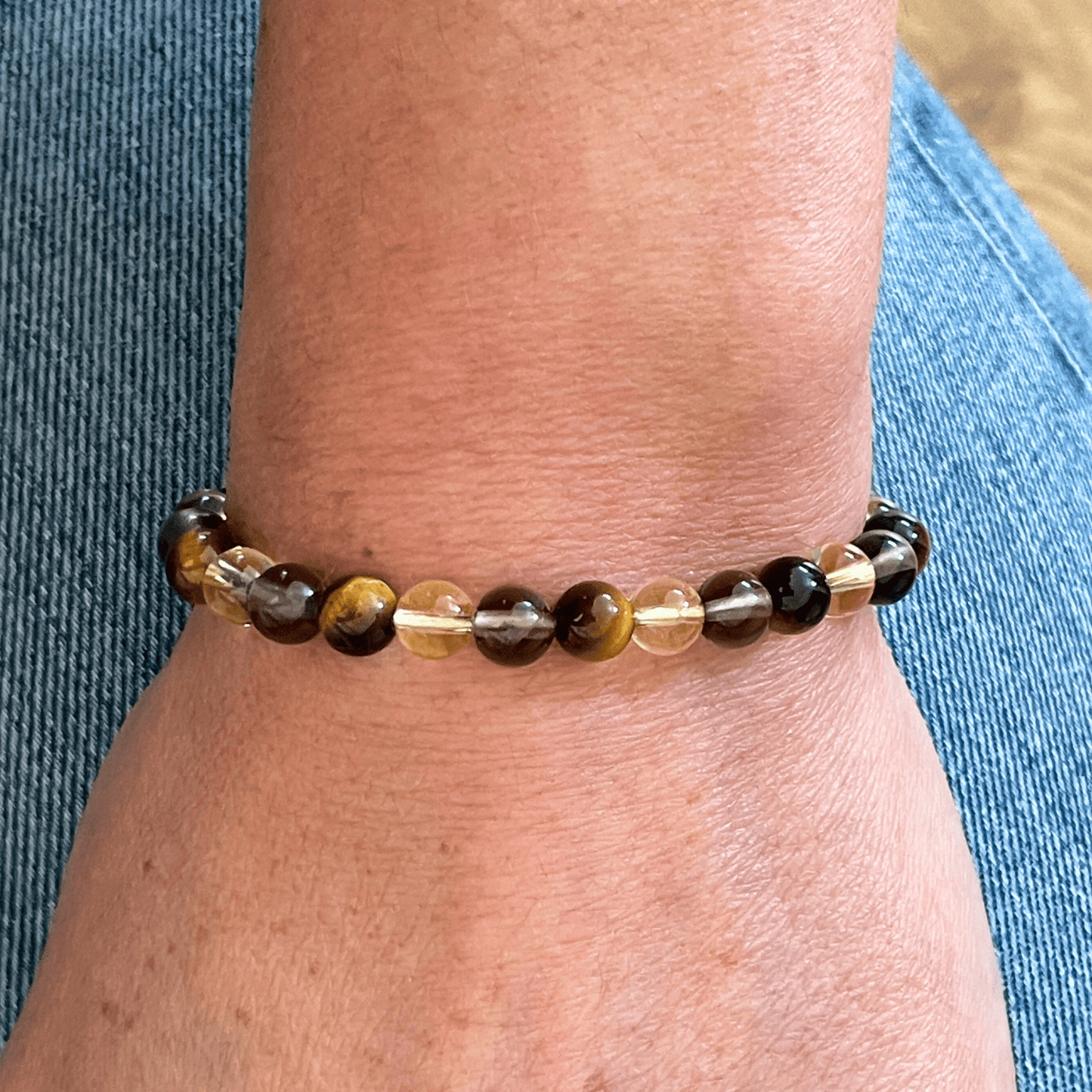 Bracelet oeil de tigre, citrine et quartz fumé porté au poignet, bijou en pierres naturelles