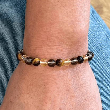 Bracelet oeil de tigre, citrine et quartz fumé porté au poignet, bijou en pierres naturelles
