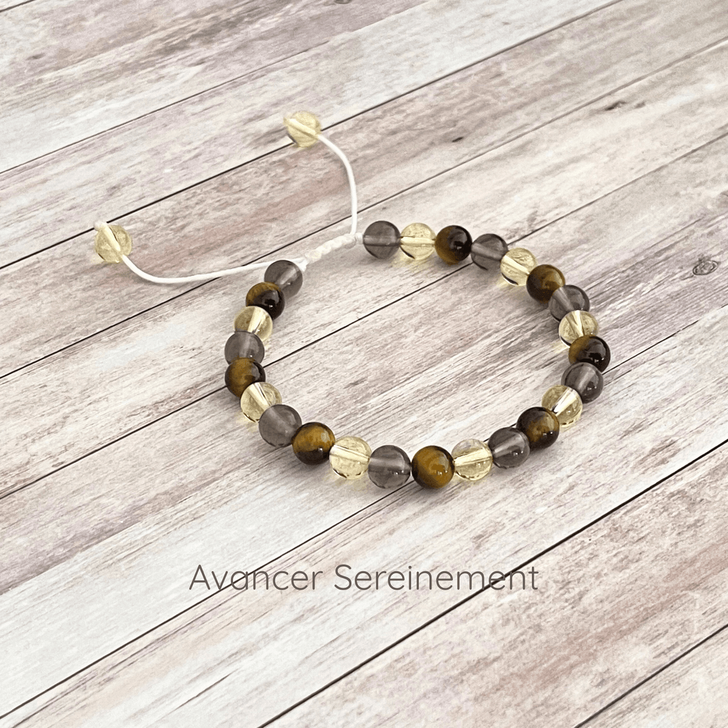 Bracelet en pierres naturelles oeil de tigre, citrine et quartz fumé sur cordon ajustable, vue de présentation