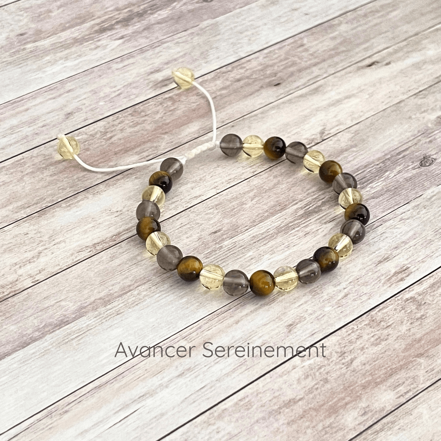 Bracelet en pierres naturelles oeil de tigre, citrine et quartz fumé sur cordon ajustable, vue de présentation