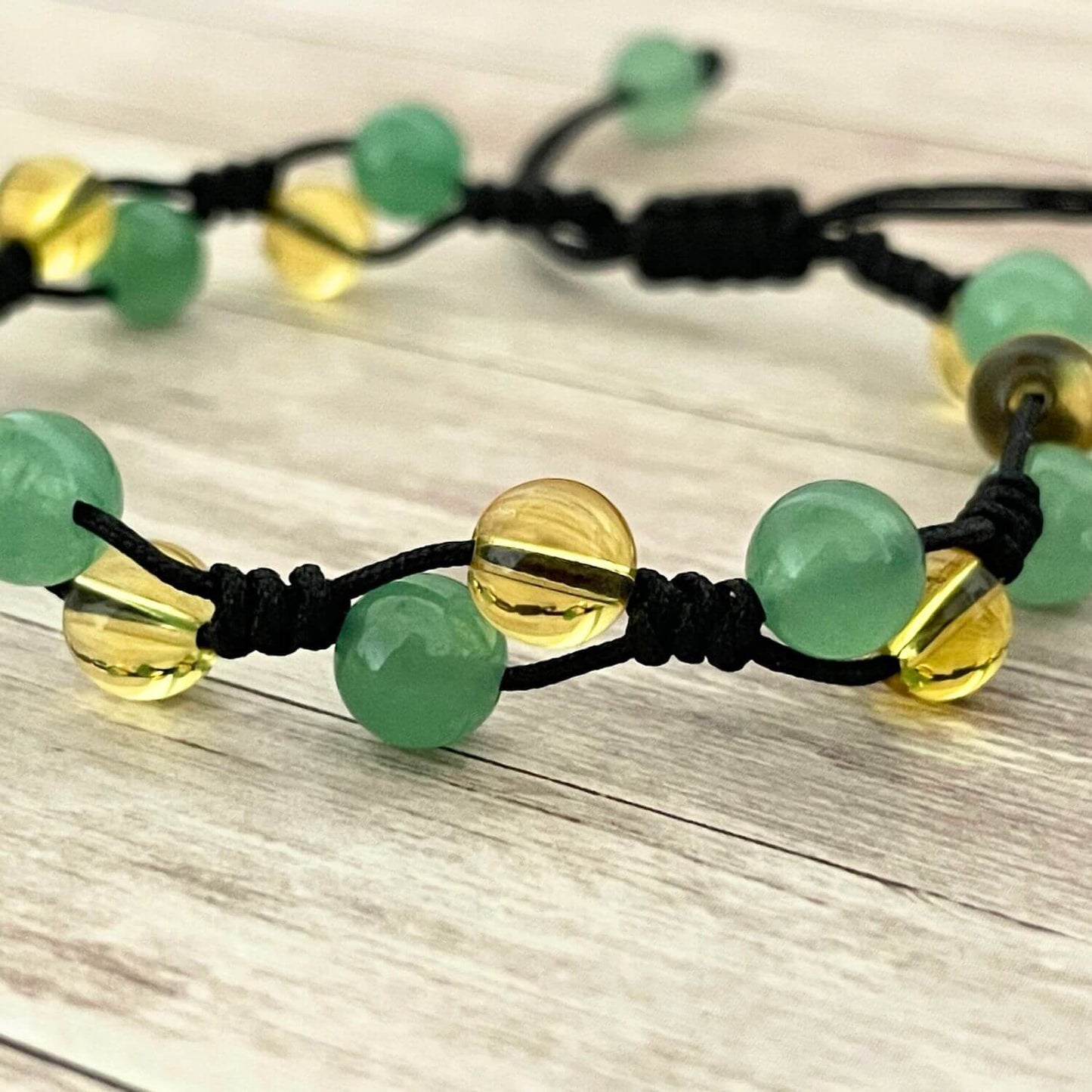 Gros plan des perles 6 mm Citrine et Aventurine, bracelet énergie positive