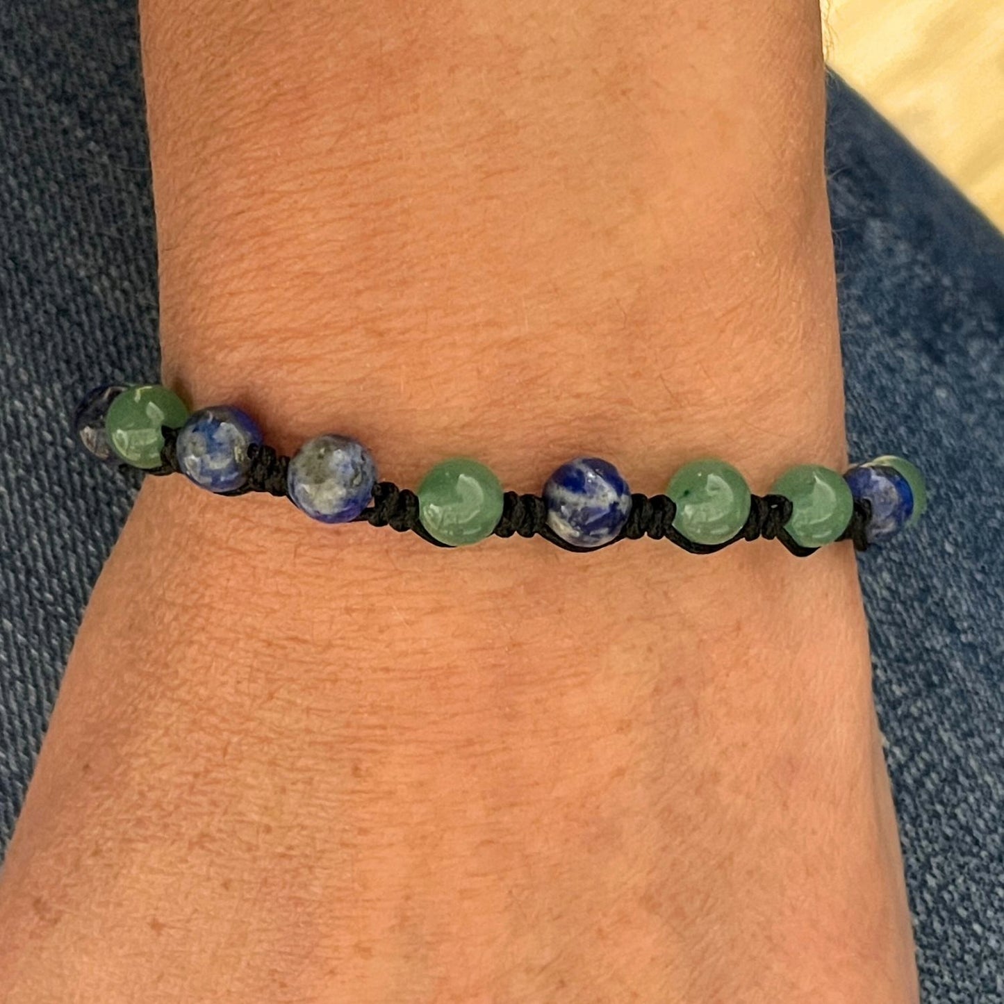 Bracelet Lapis Lazuli et Aventurine porté au poignet, pierres naturelles pour accompagner le stress et les sensibilités de la peau