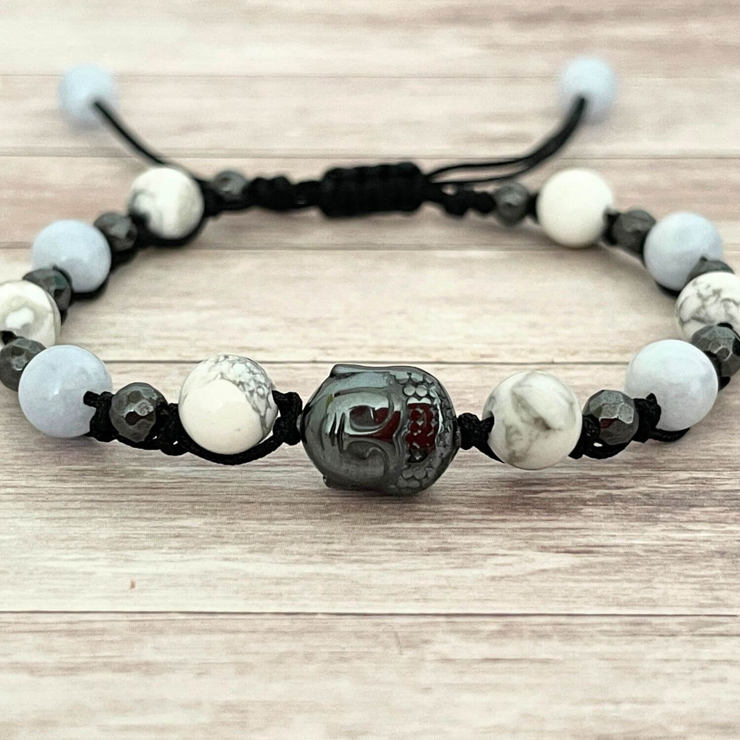 Détail du cordon ajustable et des pierres Aigue Marine Howlite Hématite, bracelet anti-stress