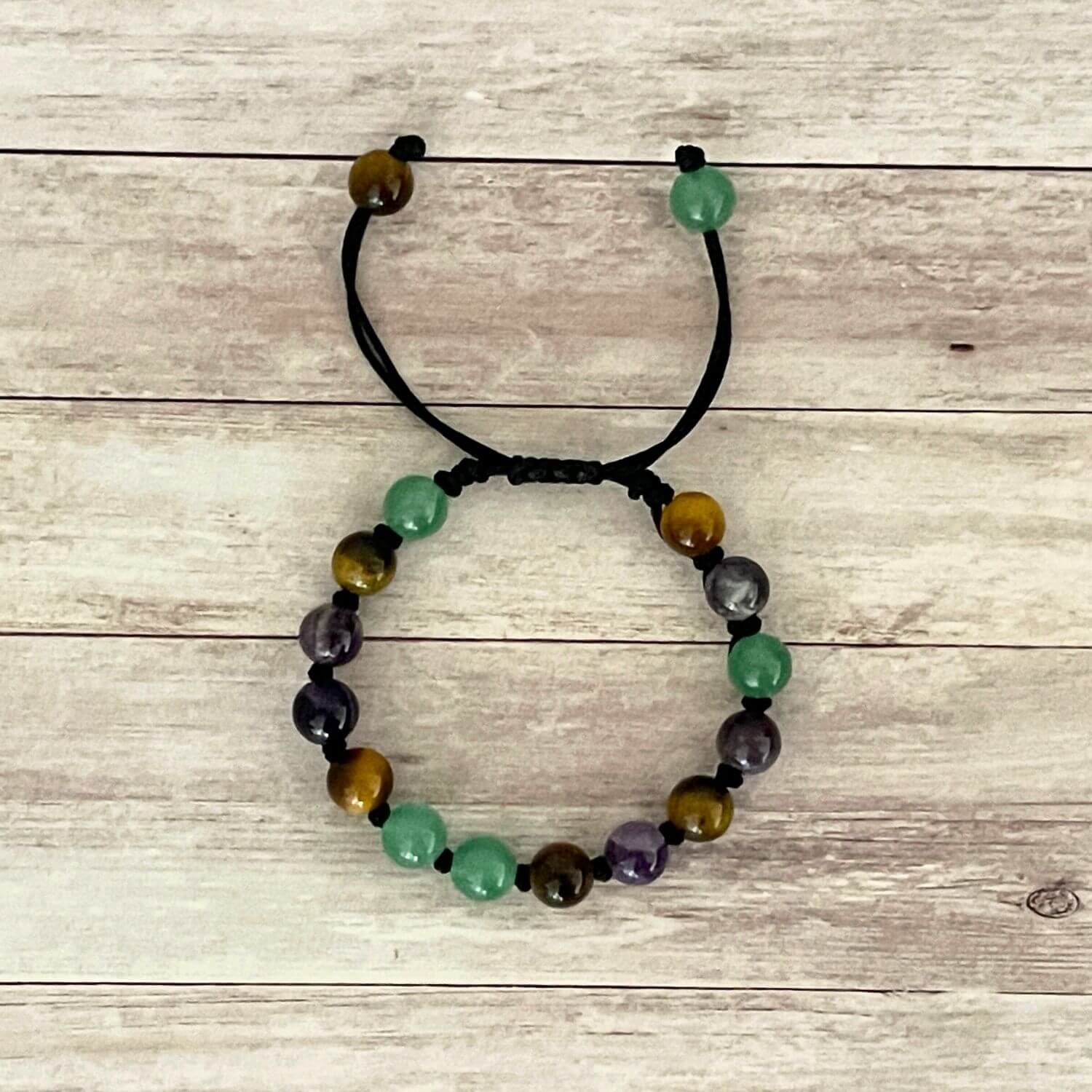 Vue de dessus du bracelet enfant calme et concentration, pierres naturelles Oeil de Tigre Aventurine Améthyste