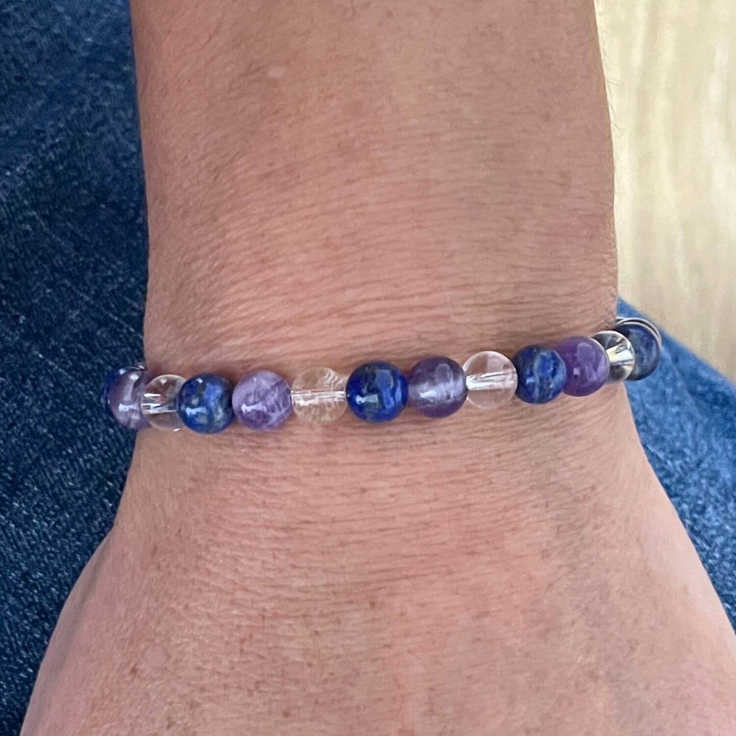 Bracelet Améthyste, Lapis Lazuli et Cristal de Roche porté au poignet, bijou lithothérapie clarté et recentrage