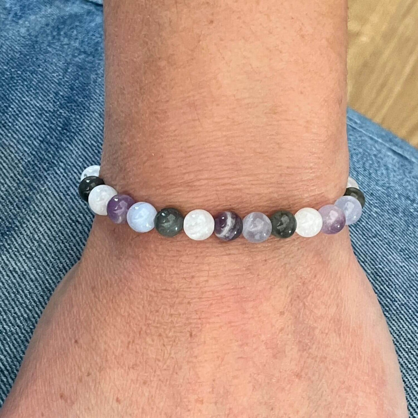 Bracelet Pierre de Lune Améthyste Labradorite Calcédoine porté au poignet, bijou en pierres naturelles pour accompagner la transition et bien être féminin