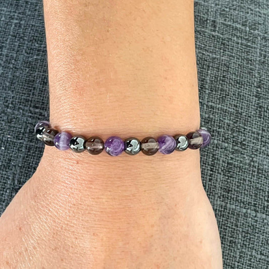 Bracelet de lithothérapie Ancrage porté au poignet, en pierres naturelles, sur fil élastique