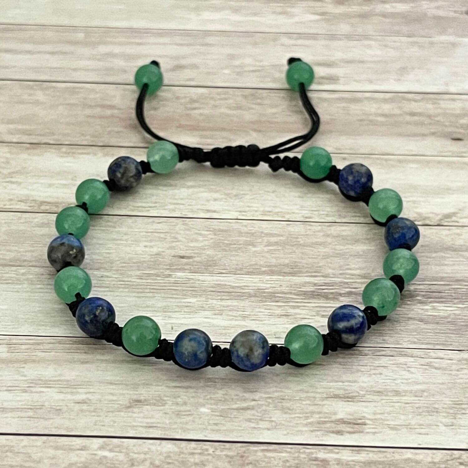 Vue de dessus du bracelet Lapis Lazuli Aventurine, bijou en pierres naturelles pour les peaux sensibles