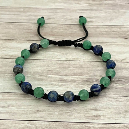 Vue de dessus du bracelet Lapis Lazuli Aventurine, bijou en pierres naturelles pour les peaux sensibles