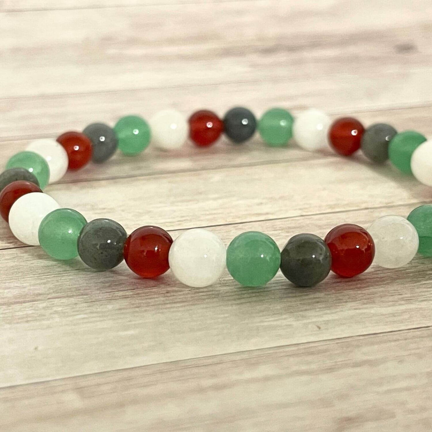 Gros plan des perles 6 mm Pierre de Lune Cornaline Jade Grenat, bracelet lithothérapie pour accompagner un projet bébé