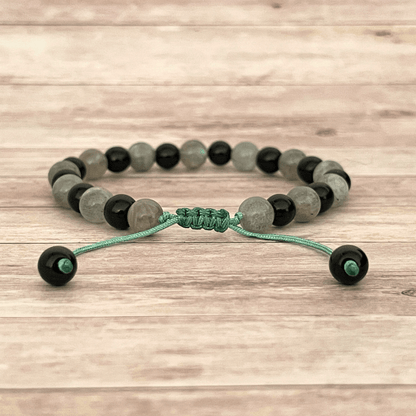 Vue arrière du bracelet sur cordon ajustable, nœud de fermeture et cordons visibles
