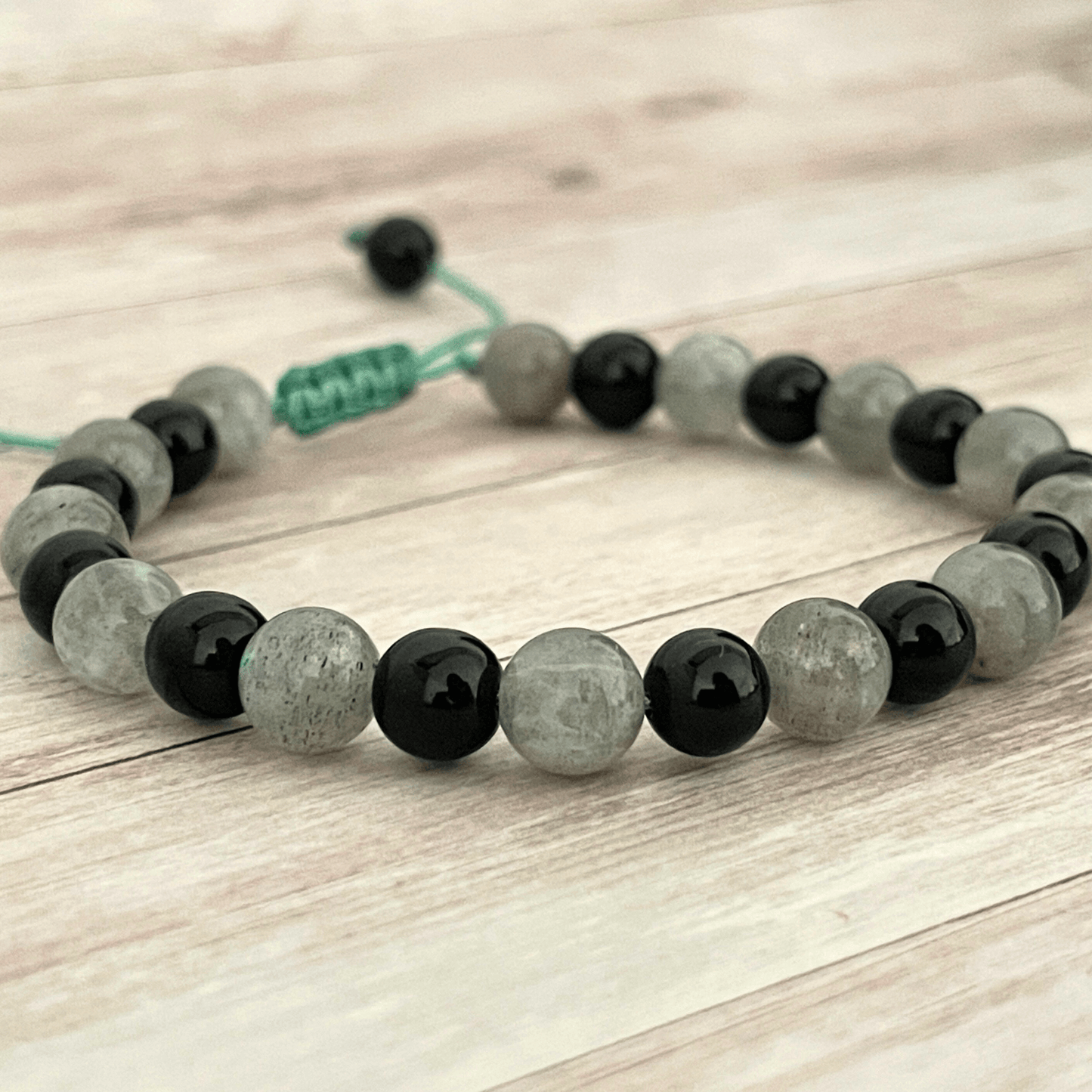 Gros plan sur les perles de labradorite et d’onyx du bracelet en pierres naturelles