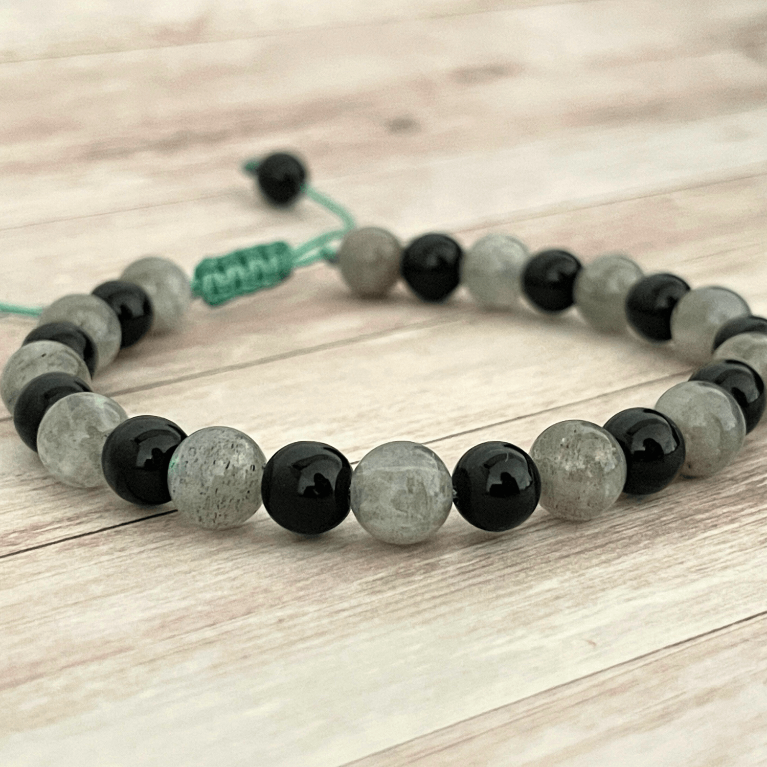 Gros plan sur les perles de labradorite et d’onyx du bracelet en pierres naturelles