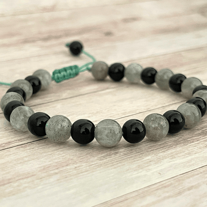 Gros plan sur les perles de labradorite et d’onyx du bracelet en pierres naturelles